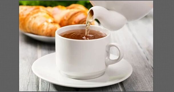 Чай не улучшил настроение молодой женщины