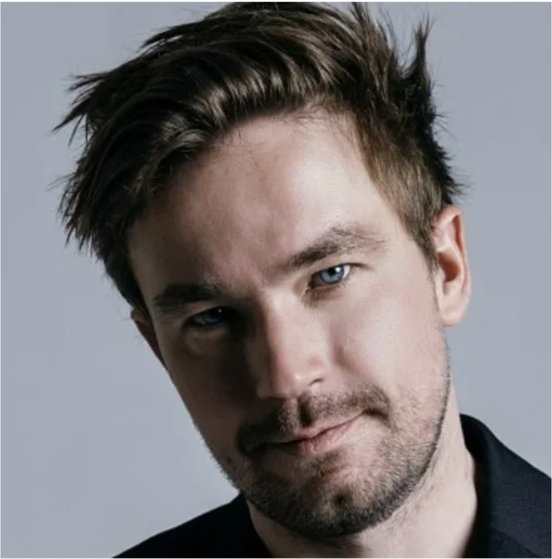 Без грима... Красавчег