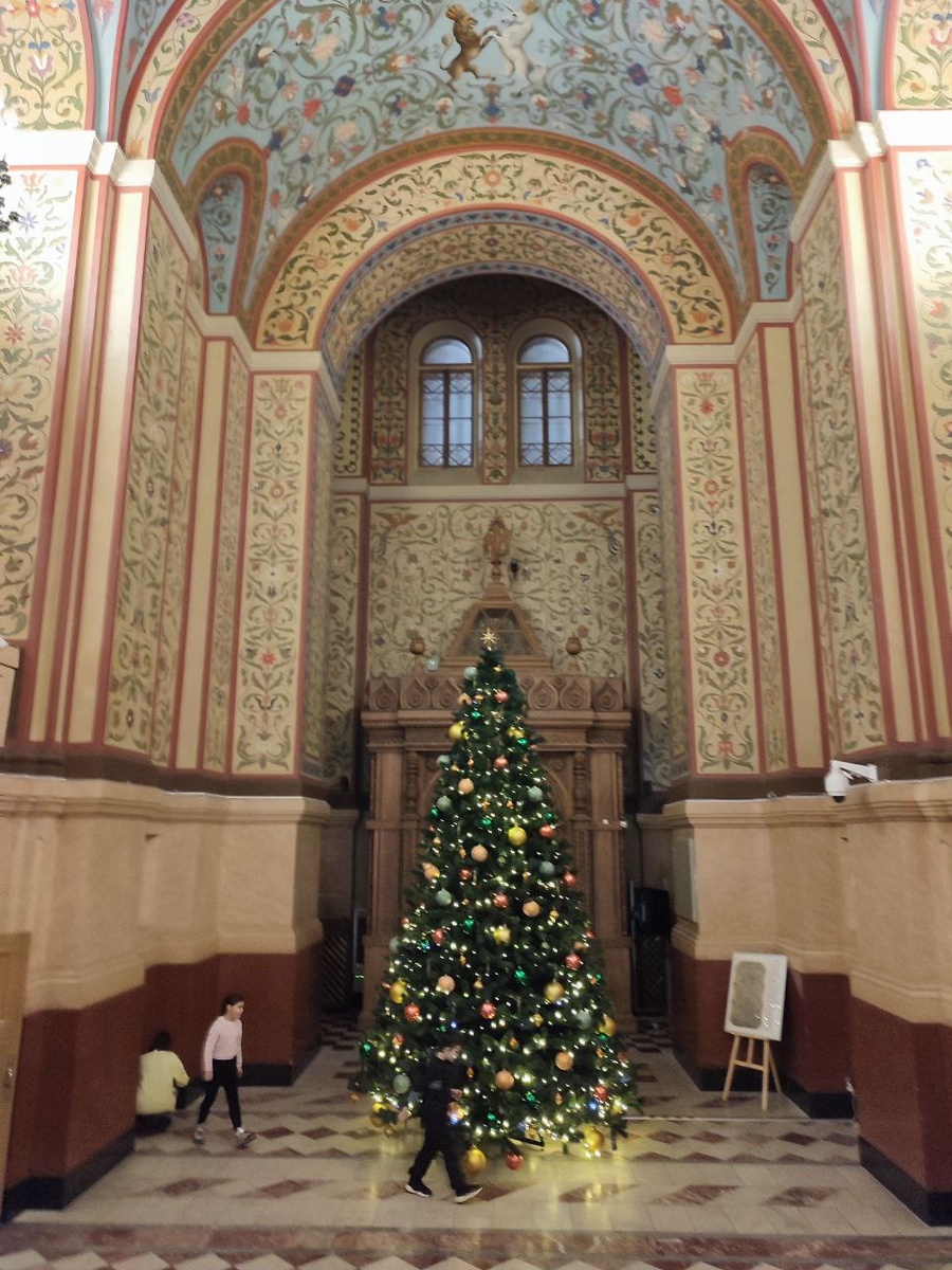 На время зимних каникул в парадных сенях поставили елку. Несложно догадаться, что раньше здесь был главный вход.