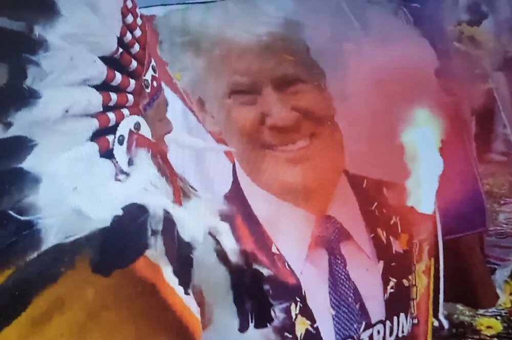    Группа перуанских шаманов с портретом Трампа. Кадр из видео