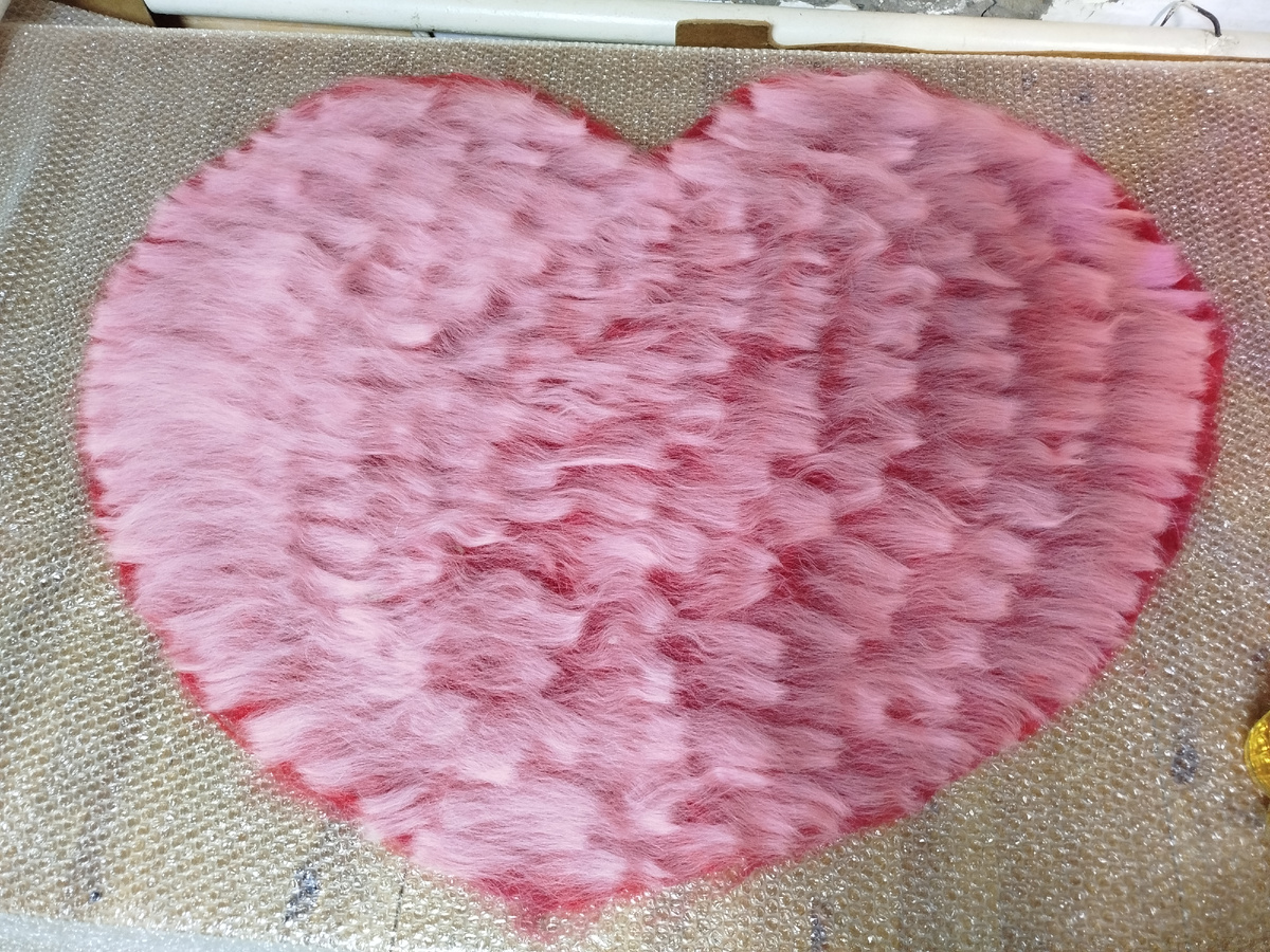 Пошёл дурацкий розовый, такой паршивенький, что никак не могла его никуда пристроить.