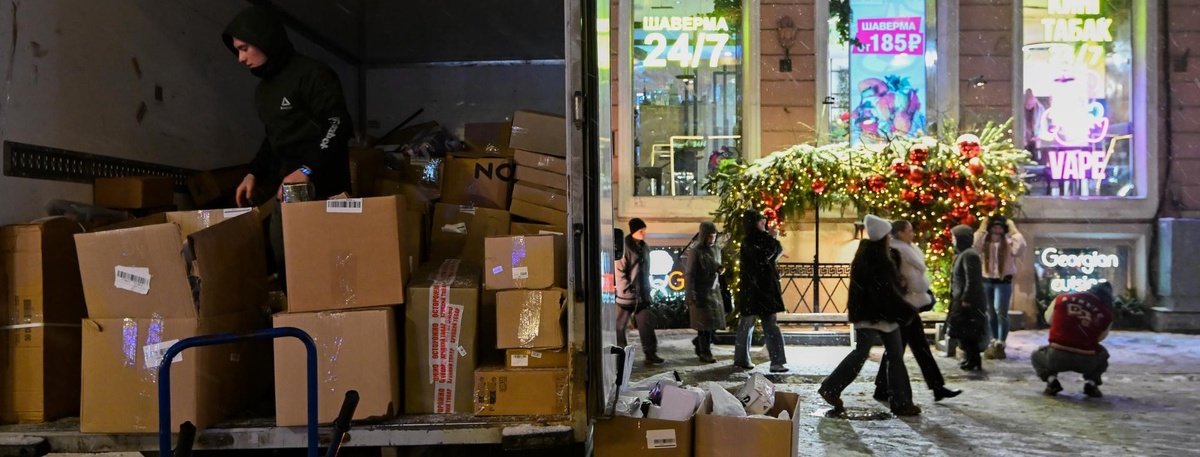    Выгрузка заказов в ПВЗ на Малой Конюшенной улице в центре Петербурга. Автор фото: Ермохин Сергей