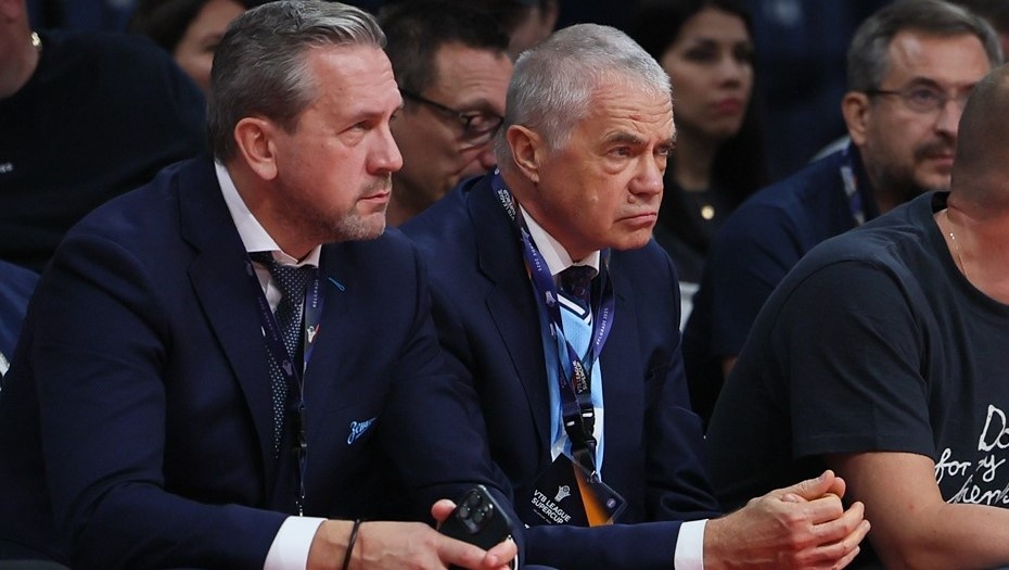    "Белград Арена". Суперкубок Единой лиги ВТБ по баскетболу. "Зенит" - Дубай. Генеральный директор БК "Зенит" Александр Церковный и председатель правления "Зенита" Александр Медведев (слева направо) во время матча. Автор фото: Сергей Савостьянов/ТАСС