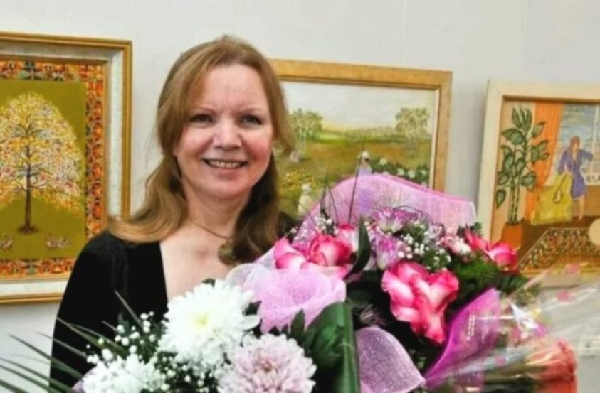 В.И. Теличкина на выставке своих картин в 2010 году.