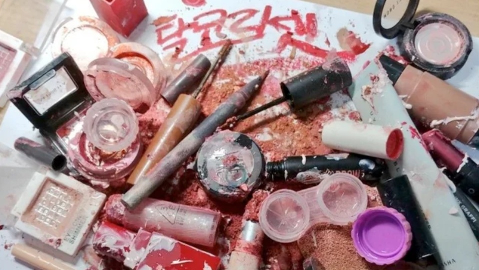 Бабий бунт: почему кореянки избавляются от косметики и протестуют против K-pop