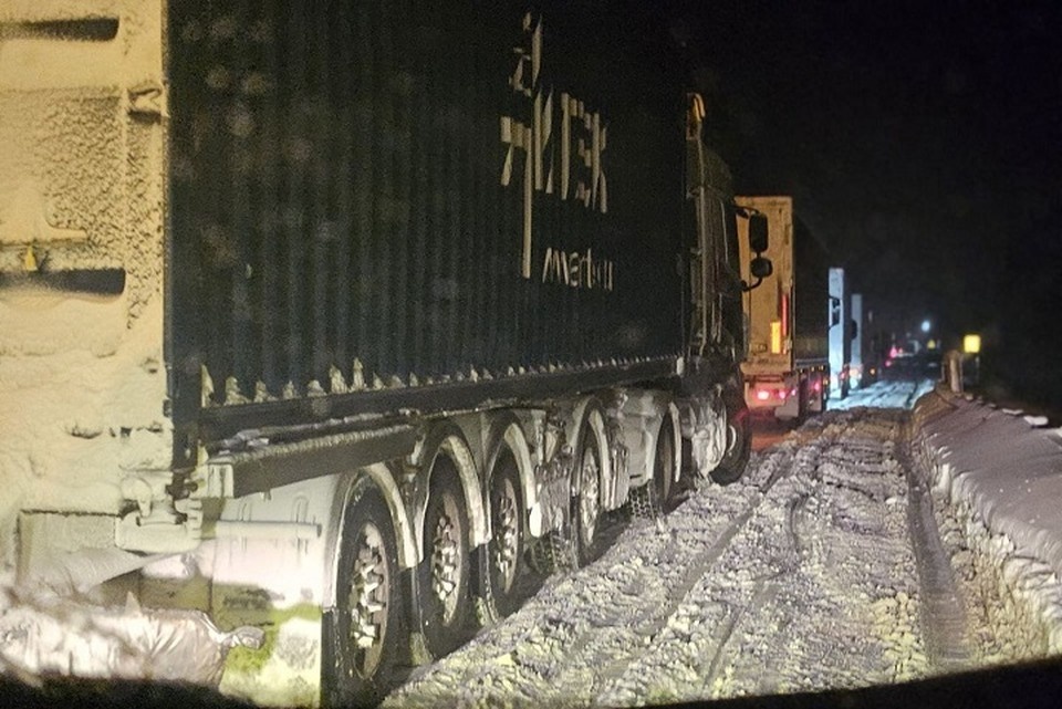    Трасса М-8 в снежном плену. Фото: Комсомольская правда