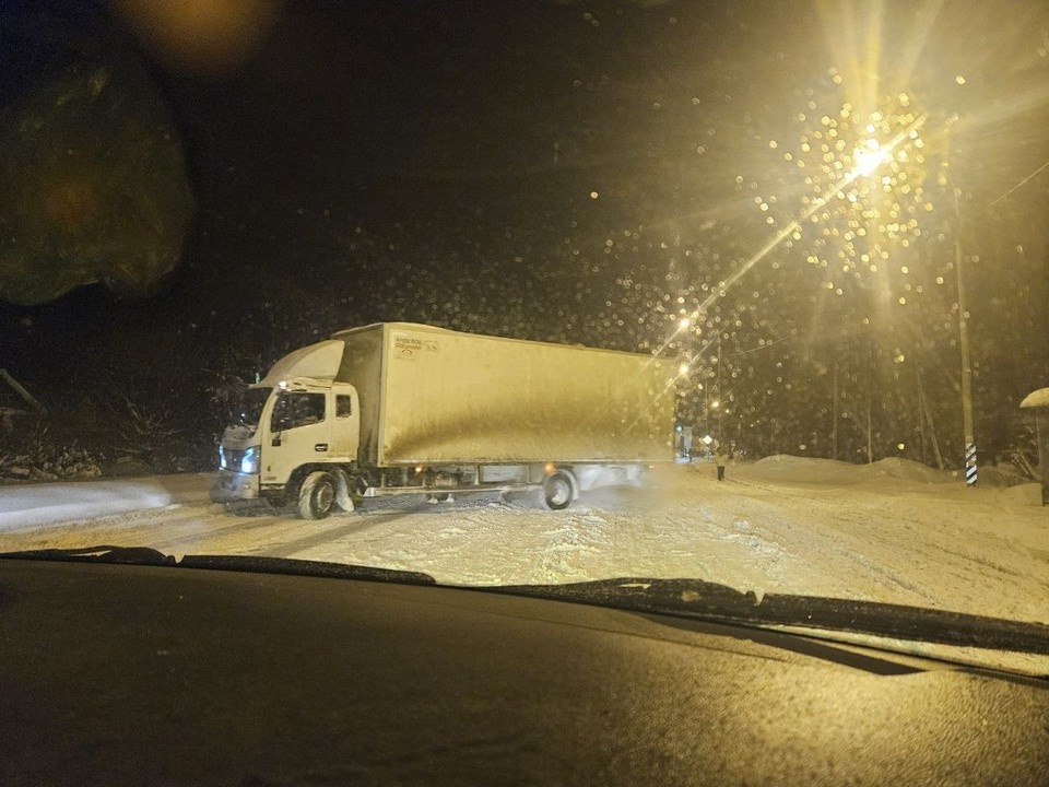    Грузовик перекрыл дорогу. Фото: Комсомольская правда