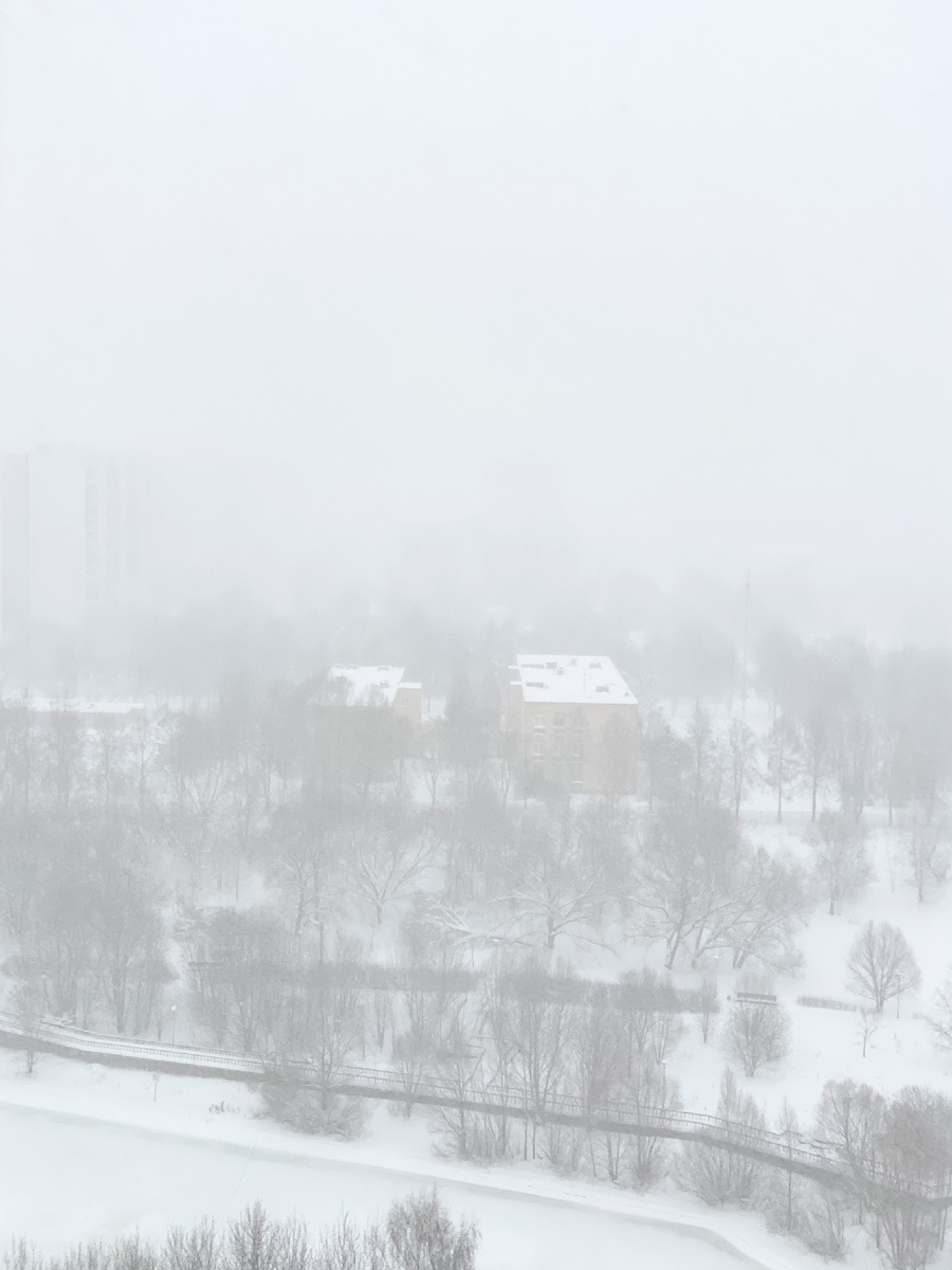 В Москве все еще очень снежно.