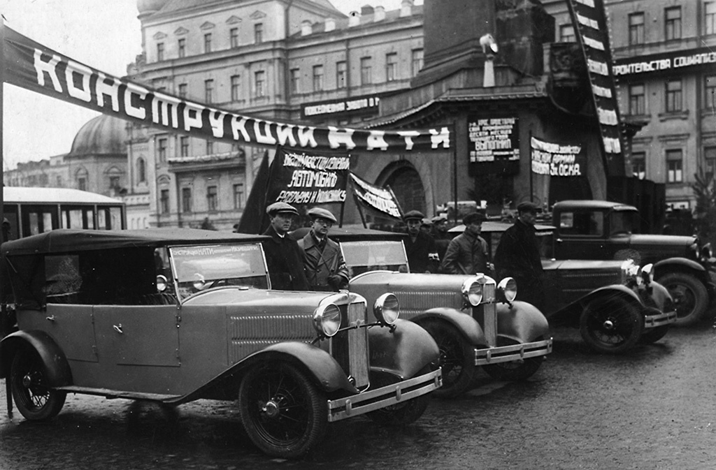 Малолитражки НАТИ-2 на Советской площади. 7 ноября 1932 г.