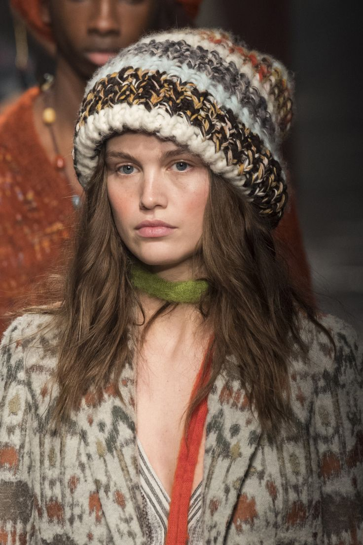 Объемная вязаная шапка-бини, но не простая. 