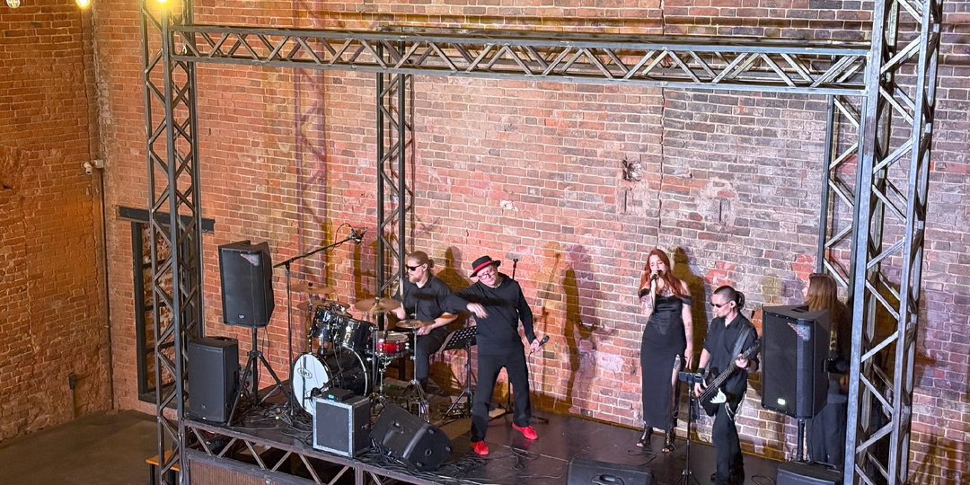 Везде хорошо, а вместе лучше. Новый сингл Василия Писаревского