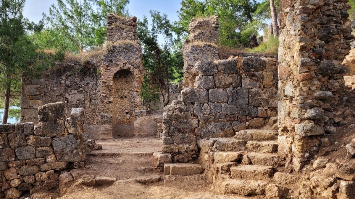 Кстати, это прошлогодние фотографии из Сиедры, где были проведены масштабные раскопки, и античный город предстал во всей красе. И, что просто достижение, мы забрались в Сиедру на велосипедах. Поленился рассказать об этом