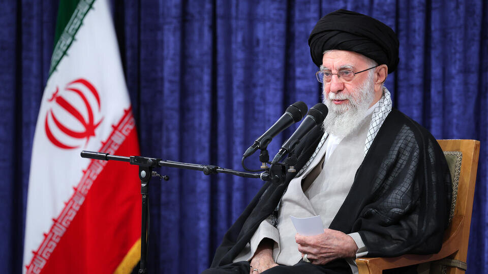     Аятолла Хаменеи: протестующие в Иране хотят угодить Трампу www.globallookpress.com/Iranian Supreme Leader'S Office/Keystone Press Agency