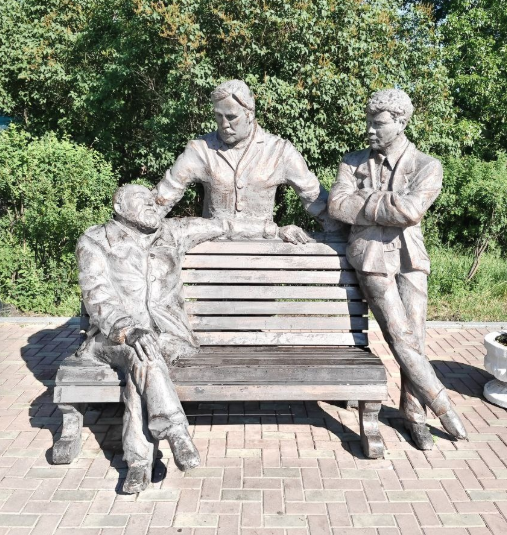 Памятник трём драматургам в Черемхово в Иркутской области (мемориальное "ЧГК")