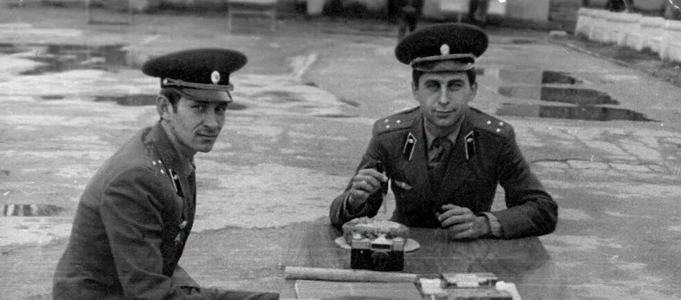 На фото однополчане. Слева на право. Старшие лейтенанты Юрий Егоров и Пётр Алексеев. Фото из группы однополчан в ОК.