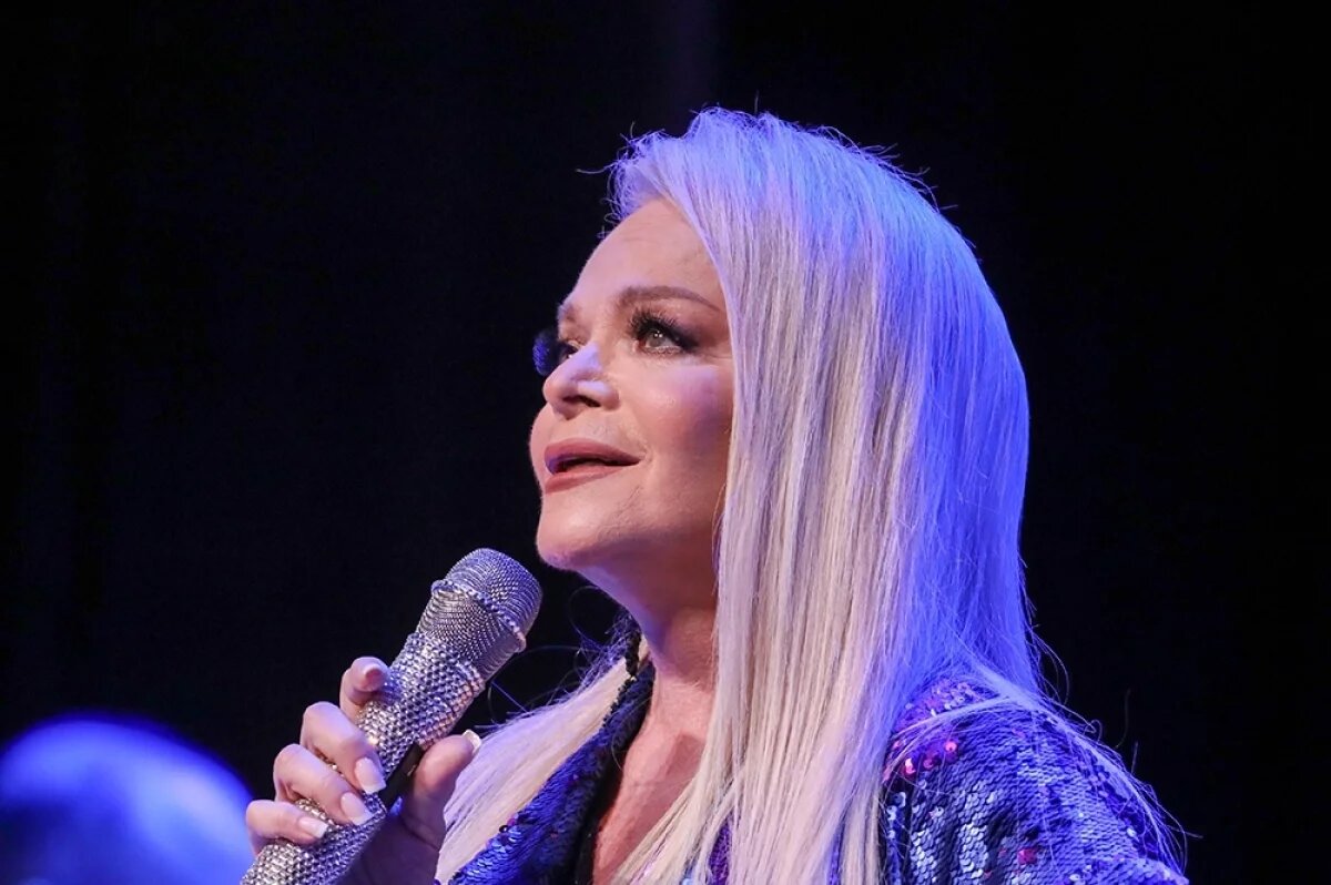    Лариса Долина.