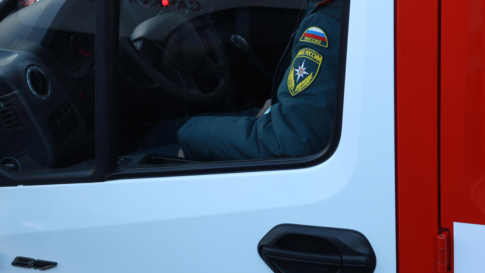     Пожар начался в жилом доме из-за атаки БПЛА в Курской области ИЗВЕСТИЯ/Евгений Павлов