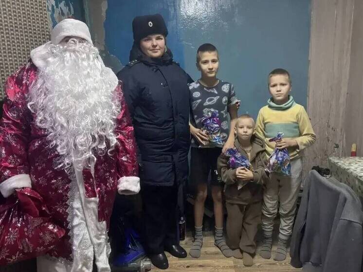     Сюрприз от полицейского Деда Мороза порадовал детей ЕАО фото: пресс-служба УМВД России по ЕАО