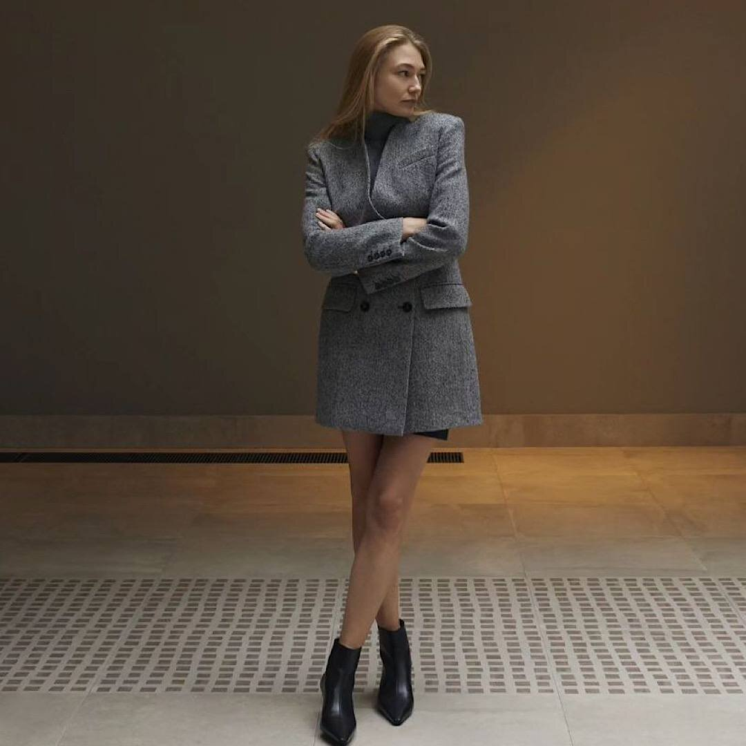 Оксана Акиньшина выбрала короткое пальто и мини-юбку (Источник: Соцсети)