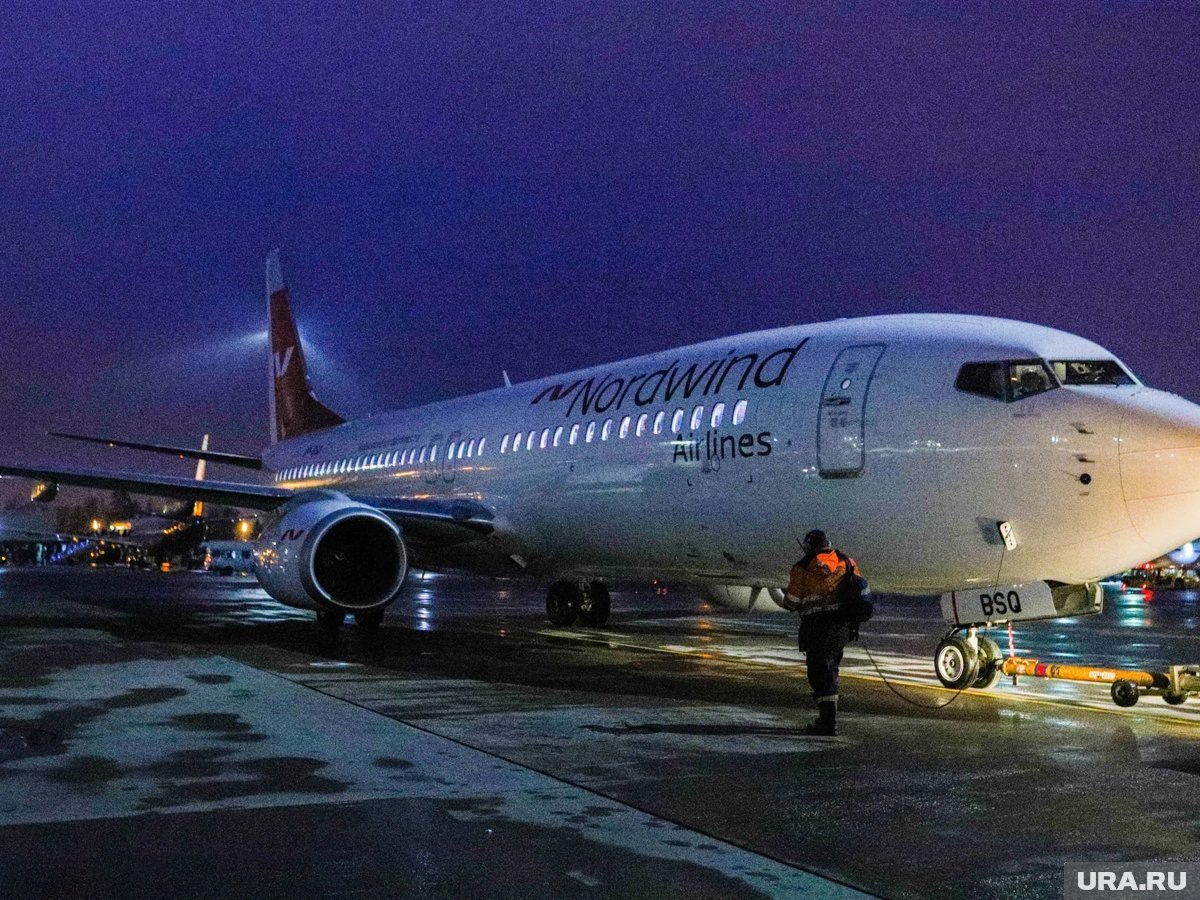     Самолеты выстраиваются в ряд на взлетной полосе