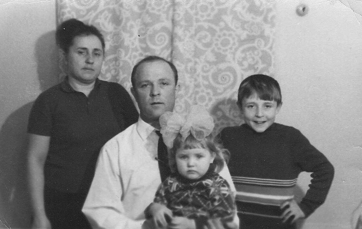 Через годик после описываемых событий. Моя семья. Фото из семейного архива.