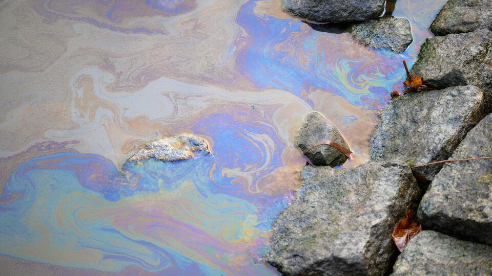     Нефтепродукты попали в реку Вьюн в Ленобласти www.globallookpress.com/Jonas Walzberg