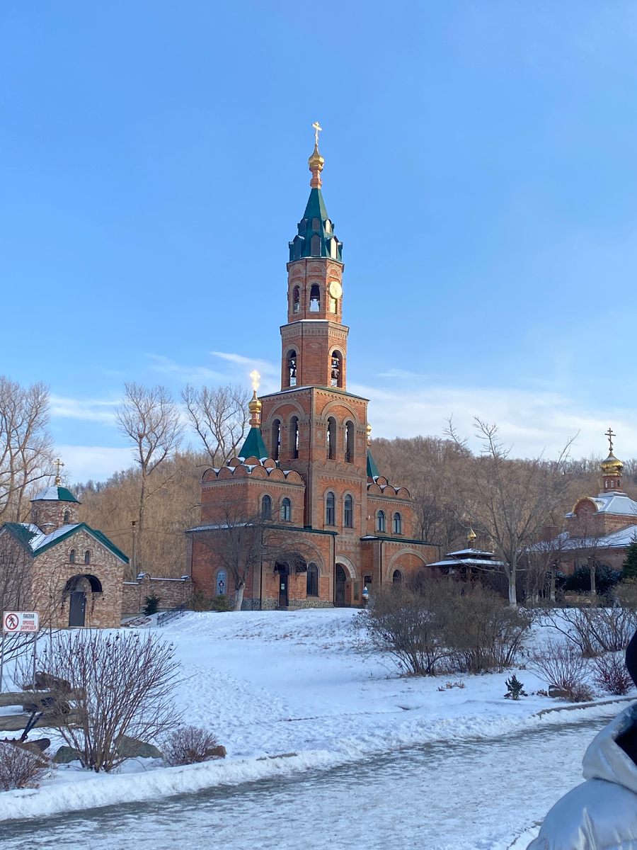 На фото колокольня, сам храм справа намного ниже 