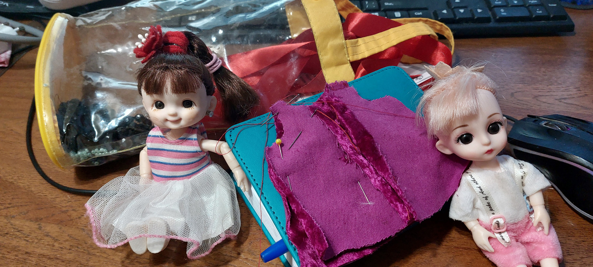 Эти две куклы сейчас в процессе изготовления нарядов и головных уборов. Видите плюш розовый? В наших "малых" кукольных формах=нарядах он ведет себя очень плохо: махрится и обметывать приходится руками. Но курточку=пальтецо я вчера сотворила все-таки. А вот на голову сделаем как бы теплую косынку и украсим кристаллом. И кристалл или бусины я доверю пришивать внучке! О как! Но пока это проект. 
