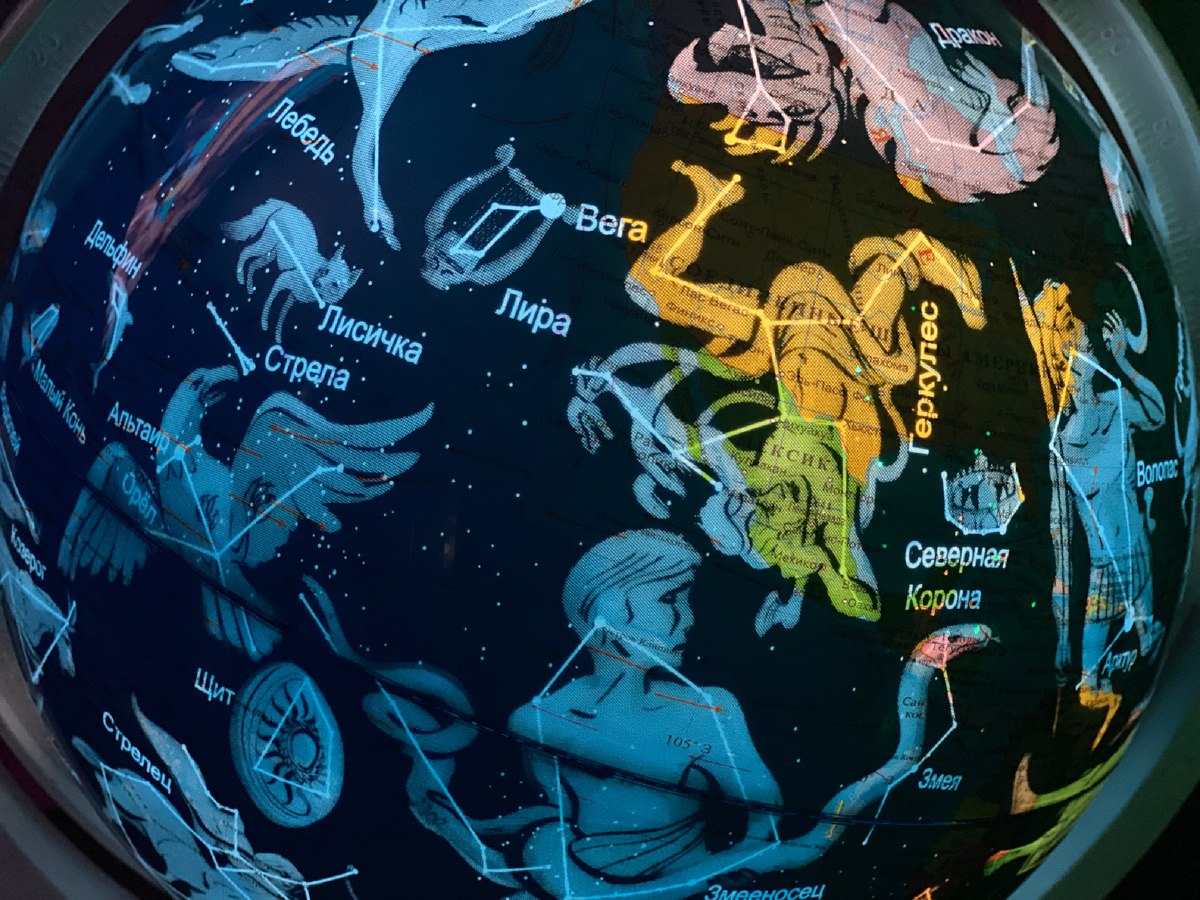 Я так понимаю, разглядывание « ночного неба» на глобусе не прошло даром. Муза обнаружила « терем астральный» где живёт Лира… а дальше уже было не угомонить. 