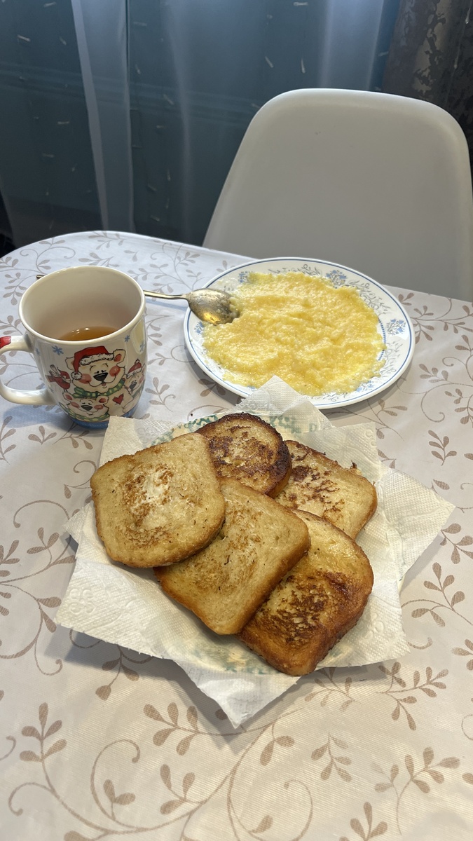 Завтрак детям, компот, кукурузная каша, и гренки 