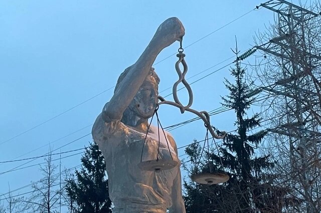    Скульптура у входа в Октябрьский районный суд. Фото: АиФ/ Александра Левашова