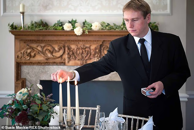 Бывший королевский дворецкий проработал на Виндзоров 6 лет.