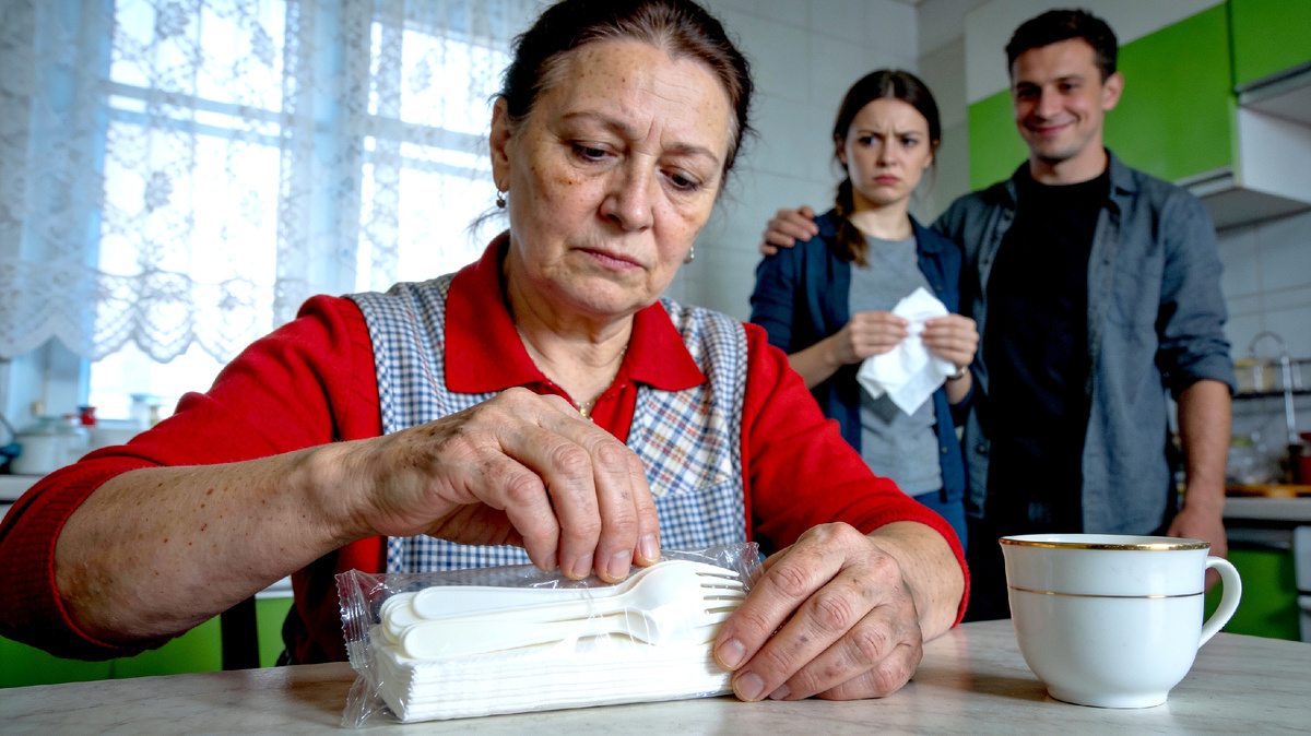 Брезгливая невестка учила меня мыть полы. Мой ответ заставил её покраснеть от стыда