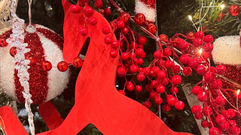     Красная огненная лошадь на елке. altapress.ru