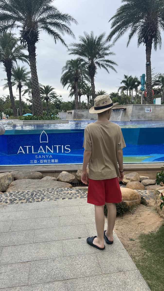 Очень много стекла везде, это очень красиво. Это Бассейн