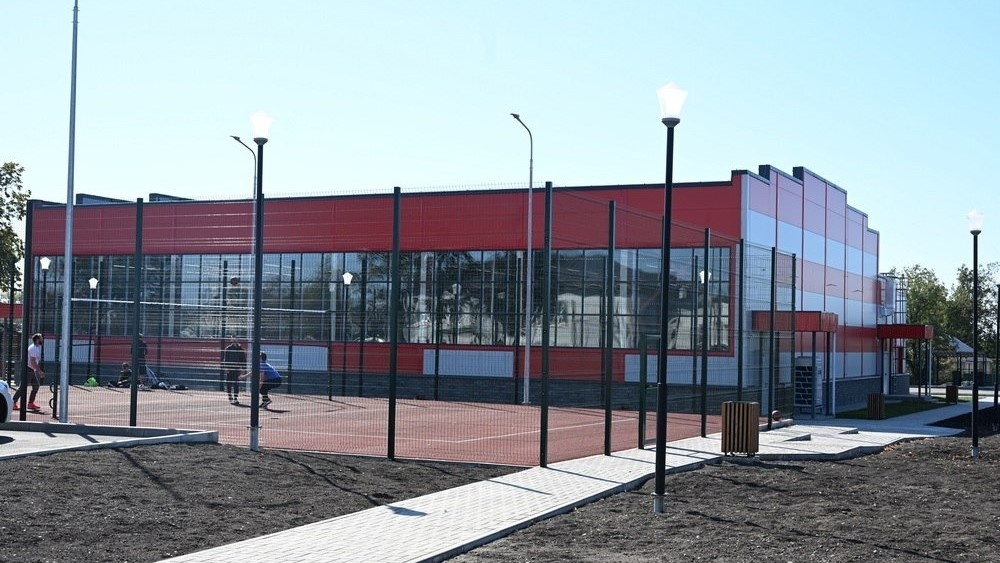    В центре Макеевки Югра возвела площадку для баскетбола и волейбола