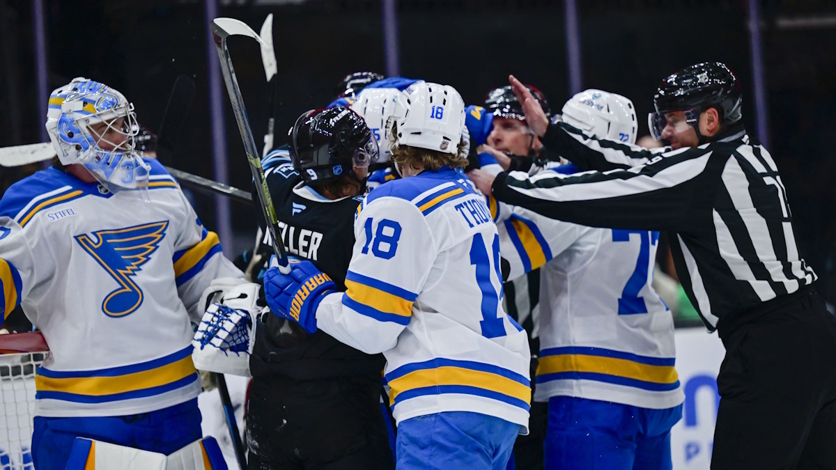    Матч «Юта Мамонт» — «Сент-Луис» начался с минуты драки Торопченко и Макбэйна. Фото: REUTERS