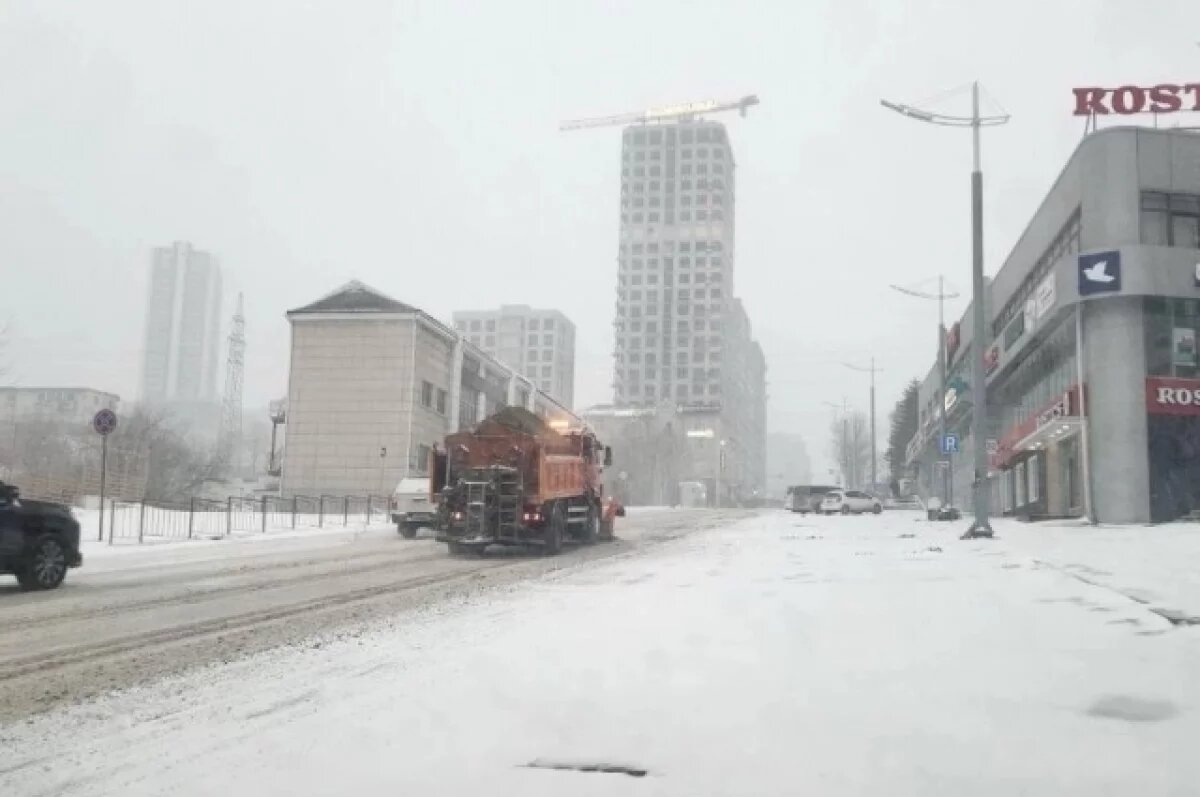    Дороги не успевают расчистить от снега.