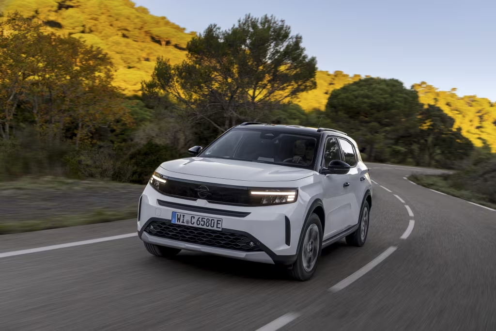 Параметр	Opel Frontera Ultimate Electric Extended Range
Двигатель	Электромотор (ПП), передний привод
Мощность (электромотор)	204 л.с. (150 кВт)
Крутящий момент	260 Нм
Разгон 0-100 км/ч	8.9 с
Батарея (LFP)	68 кВт·ч
Запас хода (WLTP, только батарея)	~350 км
Доп. генератор (РДВ)	Бензиновый, 1.5 л (только зарядка)
Общий запас хода (бак + батарея)	~550+ км
Макс. скорость зарядки (DC)	150 кВт