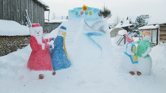 
Сказочные герои у горки радуют глаз и привлекают поиграть