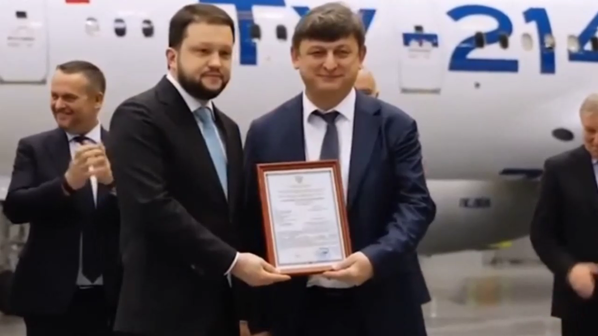 На церемонии вручения Росавиацией свидетельства об Одобрении главного изменения типовой конструкции самолёта Ту-214 27 декабря 2025 года