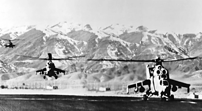 25 декабря 1979 года. Советские войска входят в Афганистан.