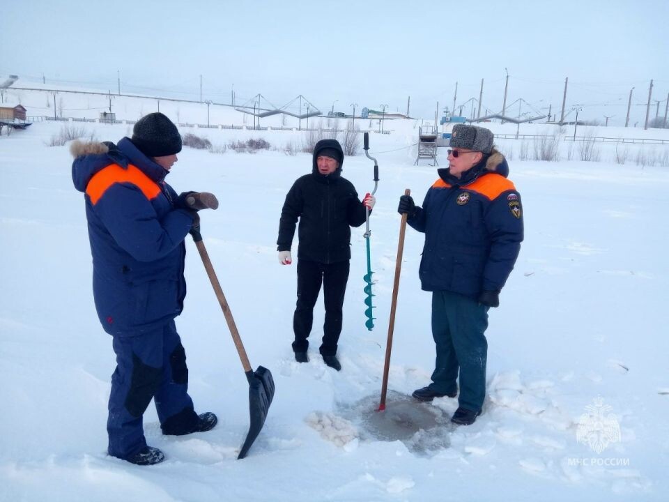    Проверка льда в Барнауле. Источник: МЧС по Алтайскому краю