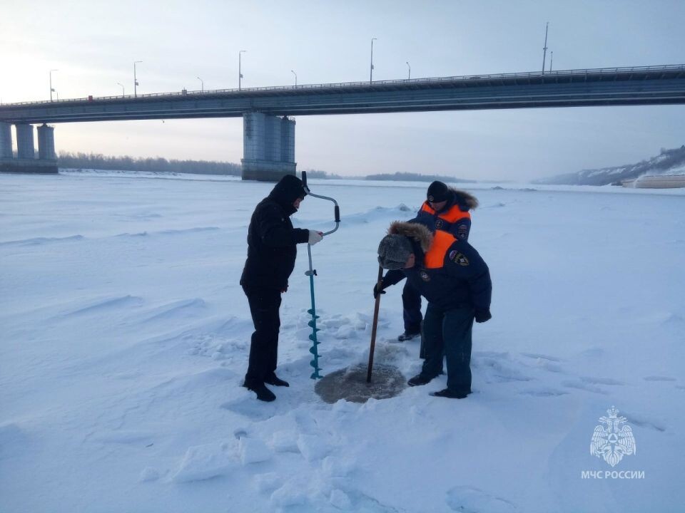    Проверка льда в Барнауле. Источник: МЧС по Алтайскому краю