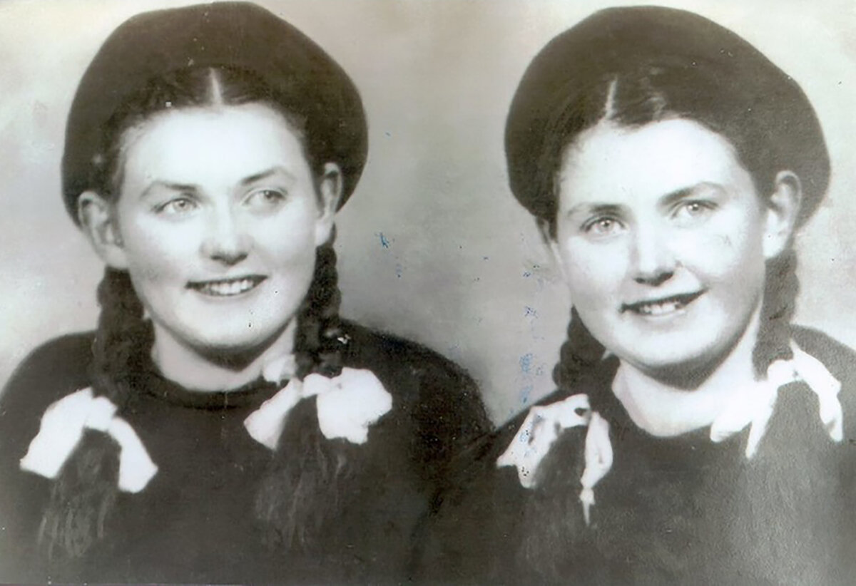 Ева (справа) и Мириам, 1949 год