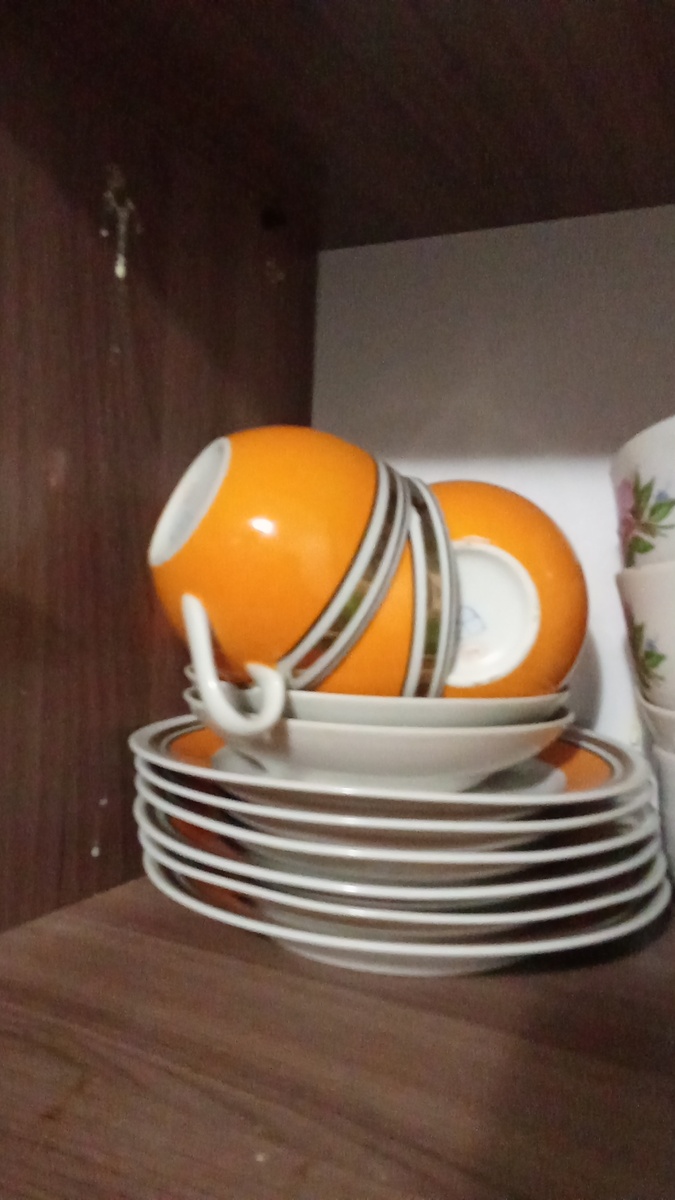 Отдала недавно в добрые руки старые добрые советские кружки. Наверное, можно было продать