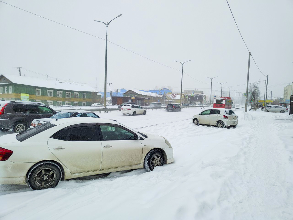 Убрать снег во дворах УК обязана в течение 12 часов после окончания снегопада.  Фото: ФедералПресс / Яна Лазарева