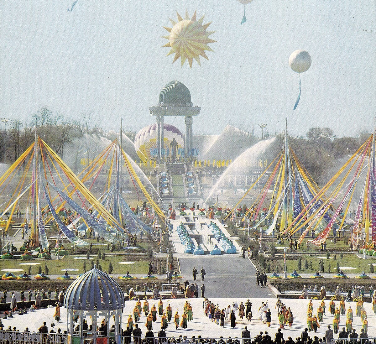 Навруз 1995 год. Фото с сайта https://art.wikisort.org/artist/ru/Создатель/Брим,_Георгий_Робертович