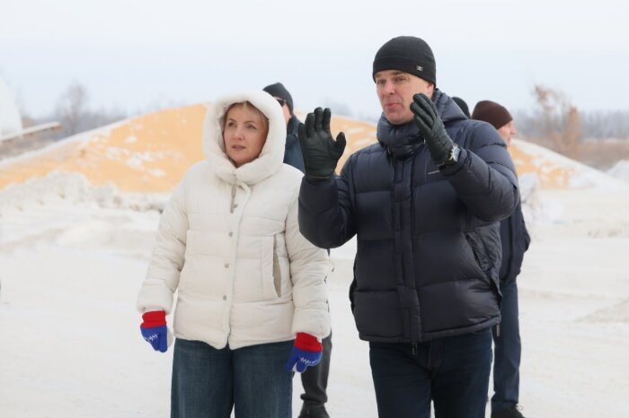          Директор компании-подрядчика показывает Марии Фёдоровне сияющие перспективы / Фото: телеграм-канал Мария Костюк