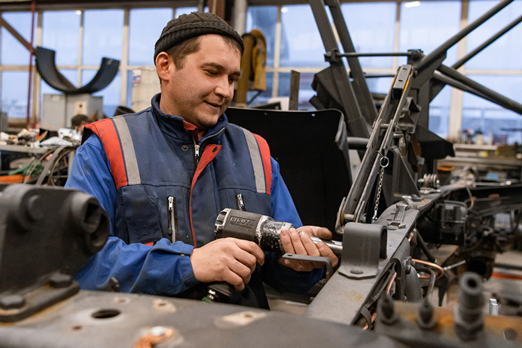    «В части сервиса в 2025 году был зафиксирован рост — люди начали чаще ремонтировать свои старые машины. Так что сейчас, как и много лет назад, когда был кризис, услуги сервиса спасают».   
Фото: Олег Спиридонов